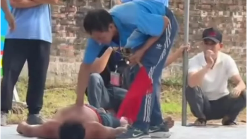 Đô vật qu:ật gã:y c:ổ, làm t:uv:ong người đàn ông trong hội làng liệu có bị tru:y c:ứu trách nhiệm hì:nh s:ự?