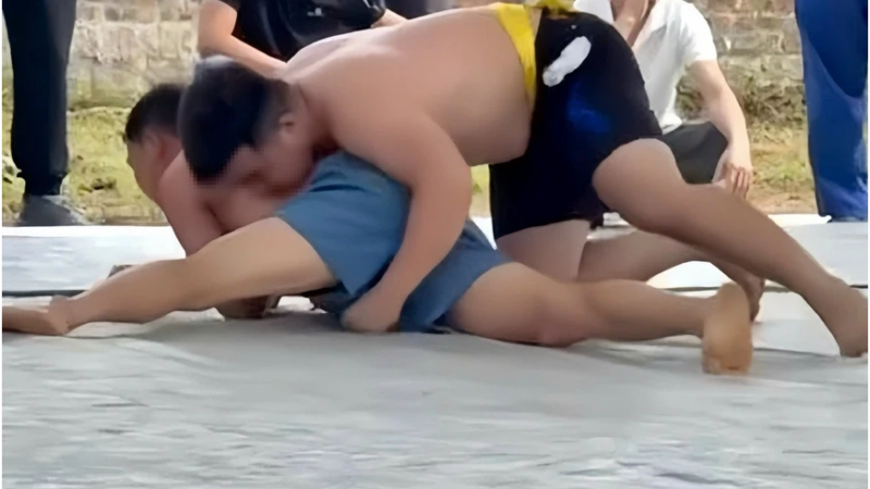 Vụ đô vật t:uv:ong trên sới vật hội làng: Xác định trách nhiệm thế nào? Luật sư nói rõ