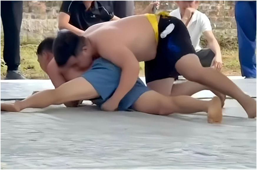 Vụ đô vật t:uv:ong trên sới vật hội làng: Xác định trách nhiệm thế nào? Luật sư nói rõ