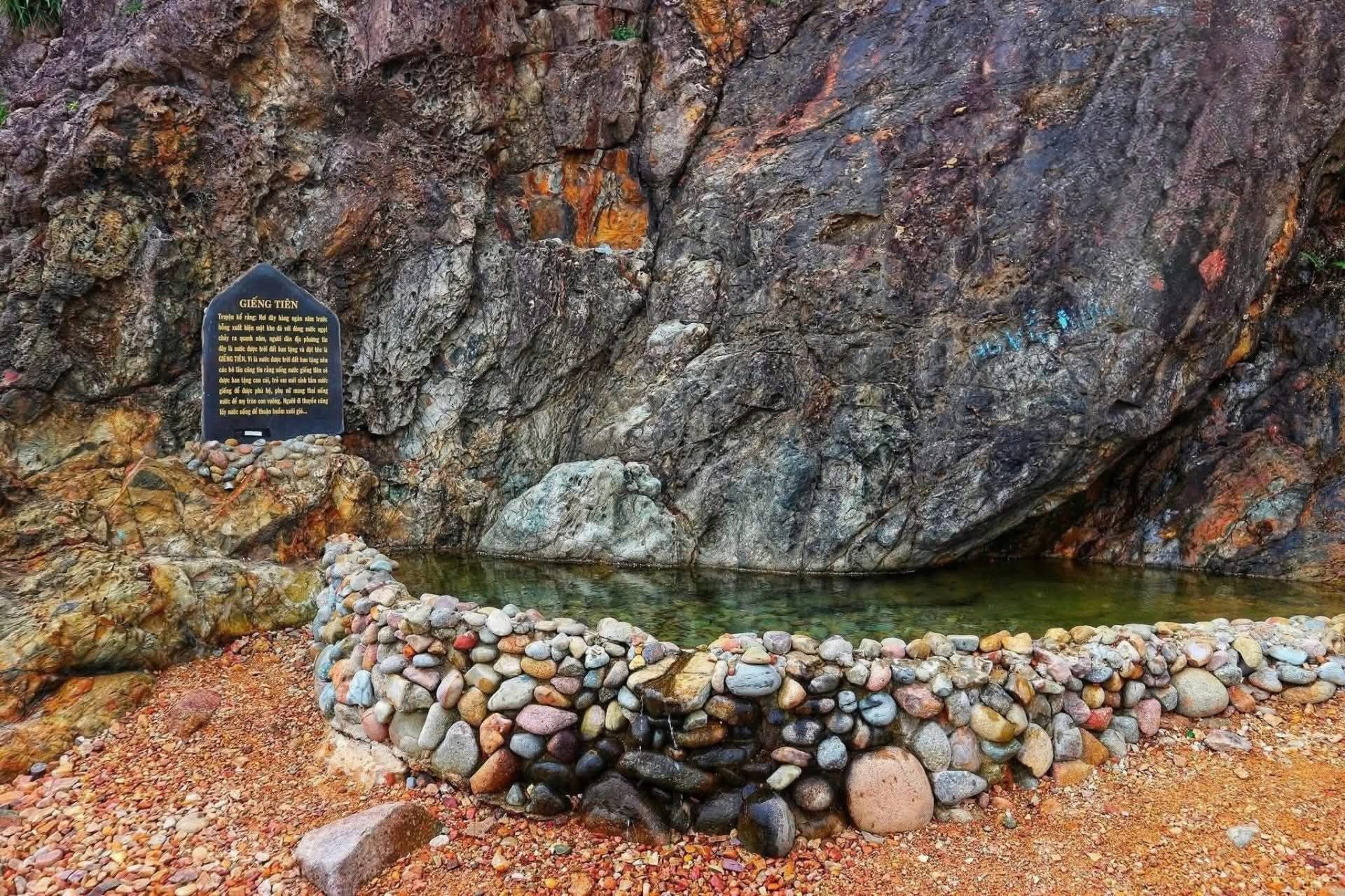 Giếng Tiên – nơi Juky San chụp ảnh áo tắm vốn rất linh thiêng: Người dân đến đều khấn xin, không phải muốn làm gì cũng được!