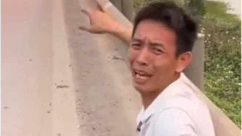 Vụ tài xế bất lực bật khóc vì ô tô chở nhiều xe máy bốc cháy: Xót xa với hoàn cảnh của anh, khi nhà còn 3 con nhỏ, mẹ già đau ốm