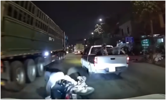 Tài xế xe b:án tải ch:èn ng:ã xe máy tuyên bố mình mới là nạ:n nh:ân: Các bạn không biết gì thì đừng có mà chư:ởi tôi