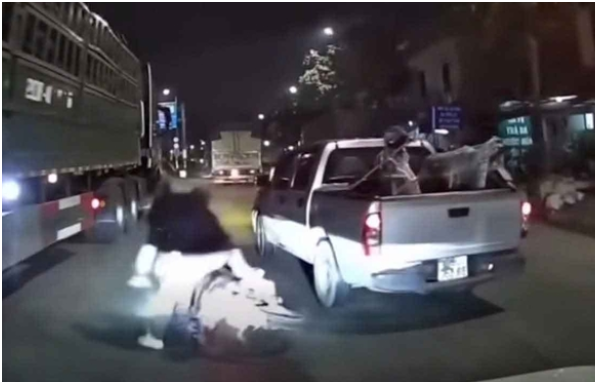 CA vào cuộc vụ tài xế xe b:án tải ch:èn é:p xe máy: “Thôi xong rồi, chuyến này mệt mỏi rồi”