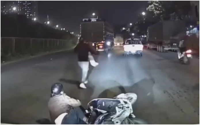 Cảnh sát làm việc với tài xế xe b:án tải ch:èn ng:ã 3 người đi xe máy: Chuyến này đi khá lâu rồi đây