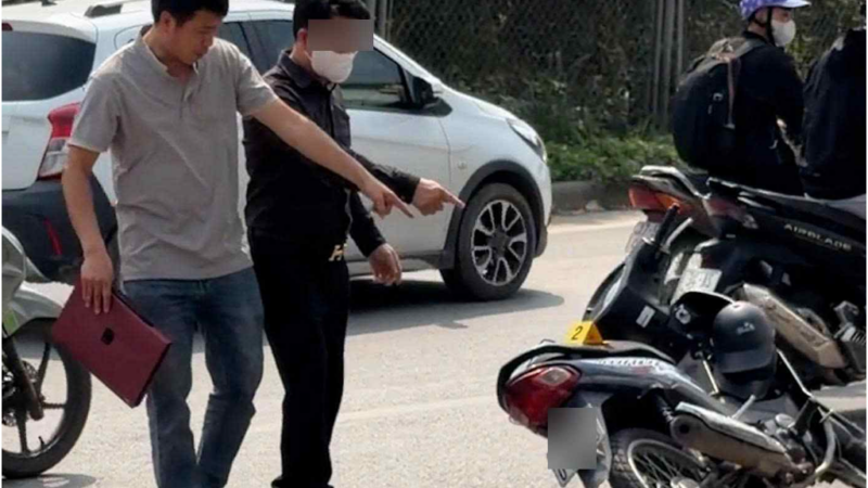 Người đi xe máy kể tất tần tật về hành vi của tài xế bán tải chè:n é:p ngã giữa đường: “Tôi chỉ nói đúng 1 câu này thôi, xong hắn hà:nh độ:ng đáp trả lại”