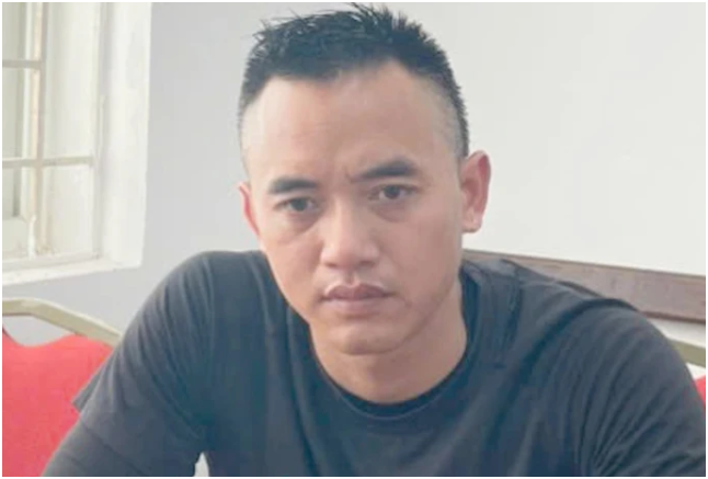 Tạm giữ tài xế xe ô tô bán tải ‘chè:n é:p’ xe máy chở 3 người ngã sát bánh xe tải: “Rõ khuôn mặt tội nghiệp của anh ấy, giá như kiềm chế thì mọi chuyện đã không xảy ra thế này”