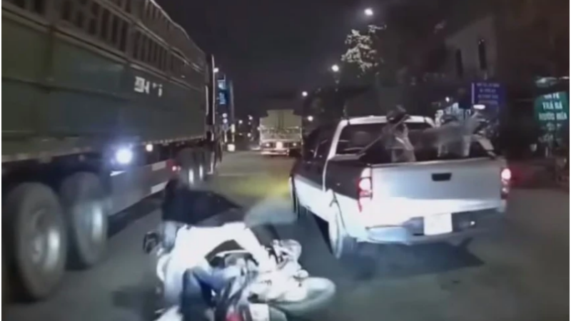 Luật sư lên tiếng về vụ tài xế xe bán tải chèn ép xe máy: “Phân tích cạn kẽ về tội danh này, không nhẹ đâu”