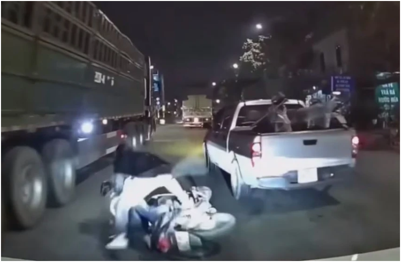 Luật sư lên tiếng về vụ tài xế xe bán tải chèn ép xe máy: “Phân tích cạn kẽ về tội danh này, không nhẹ đâu”