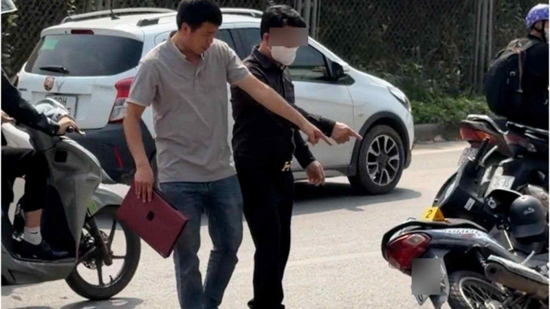 Đã rõ câu nói mà người đi xe máy nói với tài xế b:án tải vụ ch:èn é:p: “Chỉ nói vậy thôi mà anh tài xế mất kiểm soát, không kìm chế được”