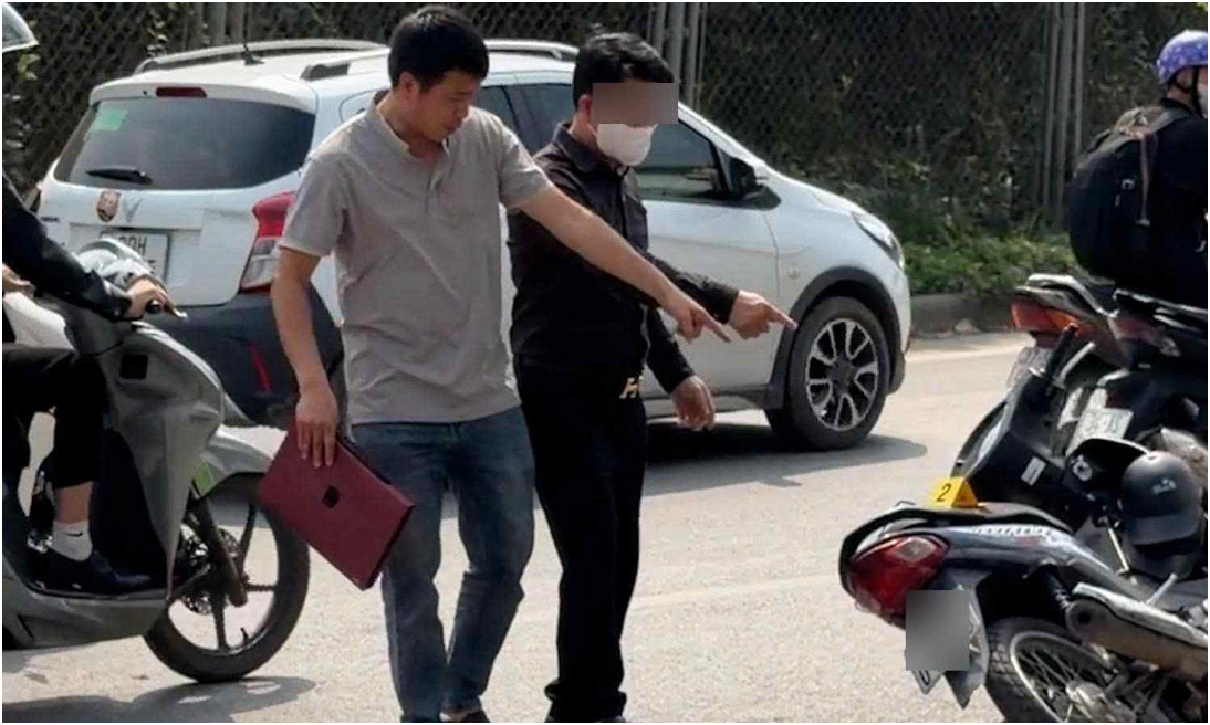 Đã rõ câu nói mà người đi xe máy nói với tài xế b:án tải vụ ch:èn é:p: “Chỉ nói vậy thôi mà anh tài xế mất kiểm soát, không kìm chế được”