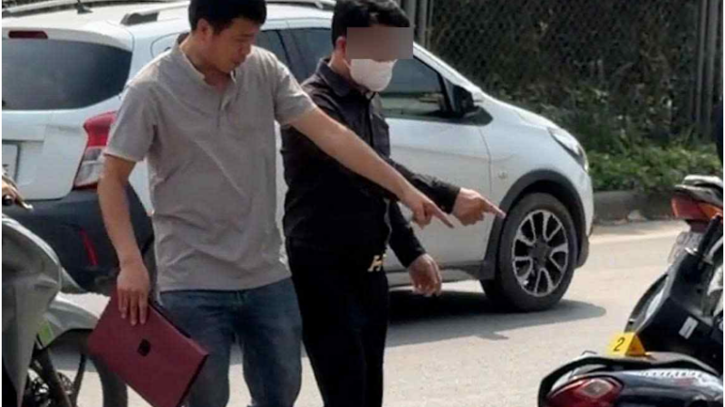 Người đi xe máy nói lại khoảnh khắc ki:nh kh:ủ:ng vụ xe bán tải ch:èn é:p: “Tôi chỉ dặn dò anh ấy cách chạy xe đàng hoàng thôi mà anh ấy lại hành động như vậy”