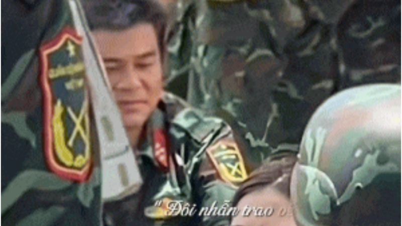 Rõ khoảnh khắc Văn Cương khoái Hòa Minzy, bị CĐM phát hiện: Chối làm sao được