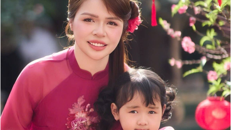 Chân dung bé gái được đồn đoán là con của Hòa Minzy và Văn Cương: “Nhìn giống lắm, nghi thật sự”