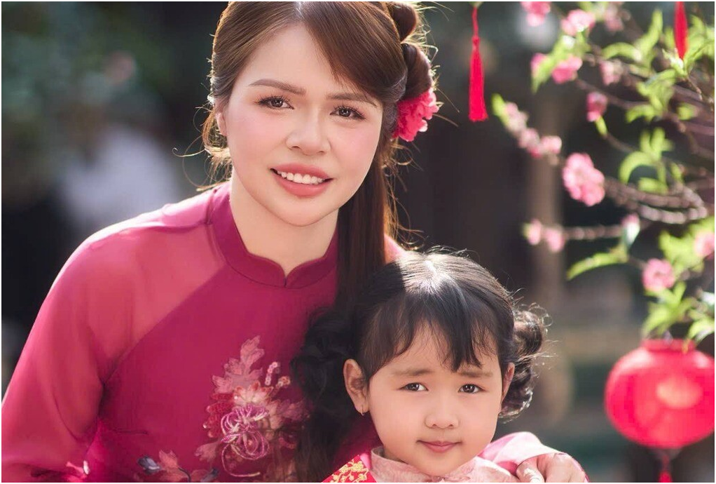 Chân dung bé gái được đồn đoán là con của Hòa Minzy và Văn Cương: “Nhìn giống lắm, nghi thật sự”