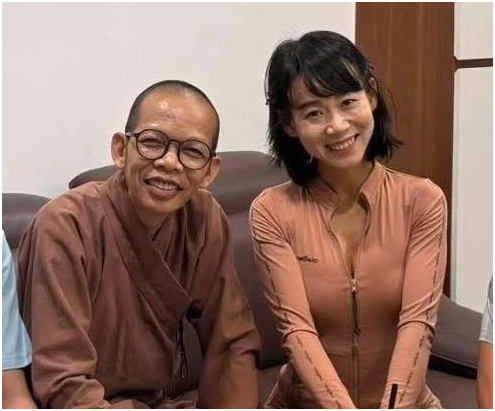 Cô gái Tym t:ố sư thầy Thích Nhuận Đạt th:ao tú:ng tâ:m l:ý: “Ổng nói ổng là người yêu truyền kiếp của tui, nên tui mới yêu ông và ổng cũng yêu tôi”