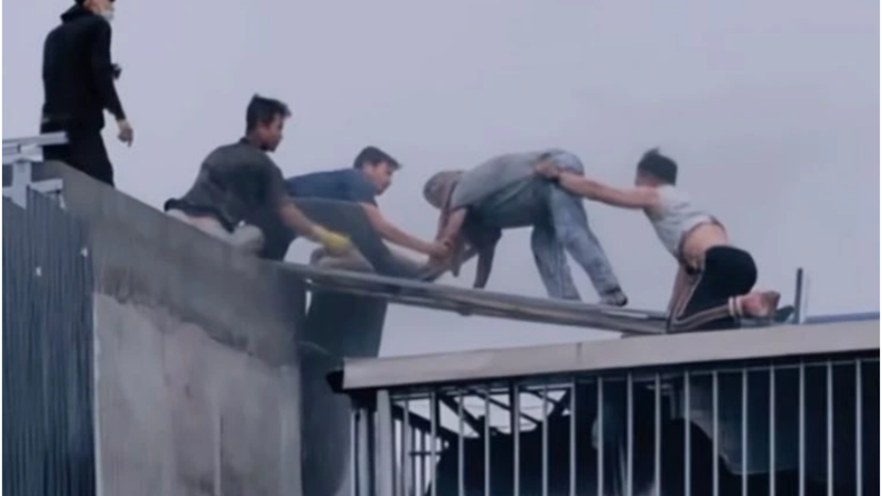 Rõ lời kể của 2 người đàn ông liều lĩ:nh đ::ậ:p ph::á mái tôn, cứu 7 người bị mắc kẹt trong đám cháy: “Nói rõ điều đáng sợ nhất”