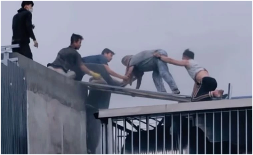 Rõ lời kể của 2 người đàn ông liều lĩ:nh đ::ậ:p ph::á mái tôn, cứu 7 người bị mắc kẹt trong đám cháy: “Nói rõ điều đáng sợ nhất”