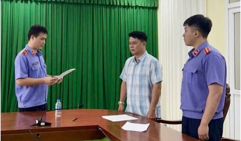 Thôi xong: B:ắ:t 2 cựu cán bộ liên quan vụ nữ sinh 14 tuổi tuvo*g ở Vĩnh Long, chuyến này mệt luôn rồi