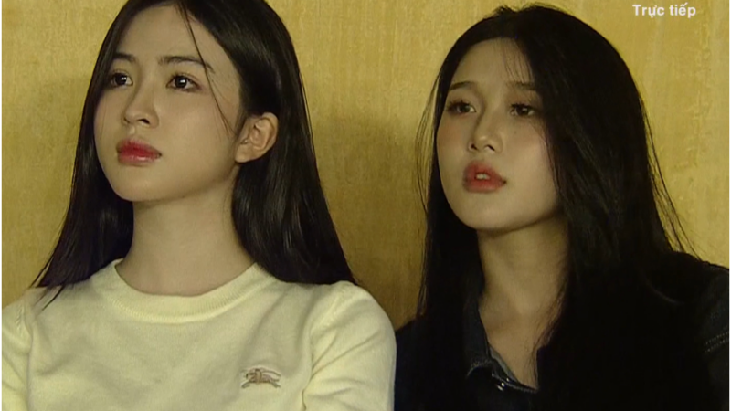 Cuối cùng cũng đã rõ danh tính 2 cô gái xinh đẹp trên khán đài xem tuyển Việt Nam: Đang rần rần lắm luôn