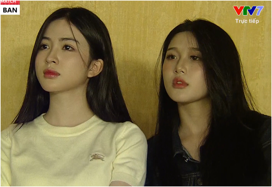 Cuối cùng cũng đã rõ danh tính 2 cô gái xinh đẹp trên khán đài xem tuyển Việt Nam: Đang rần rần lắm luôn