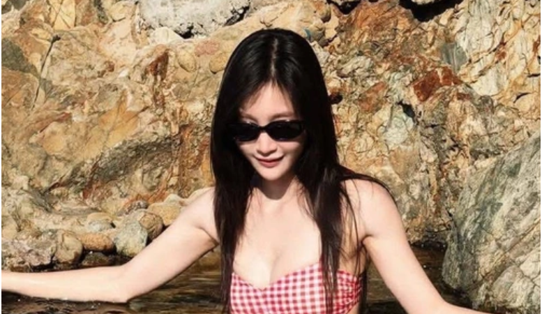 Rõ danh tính nữ ca sĩ nổi tiếng ngâm mình và tắm trong Giếng Tiên ở Gia Lai: “Không thể chấp nhận nổi”