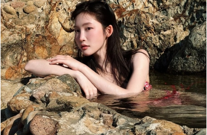 Luật sư nói rõ về việc nữ ca sĩ nổi tiếng tắm trong Giếng Tiên: Có bị vi phạm pháp luật?