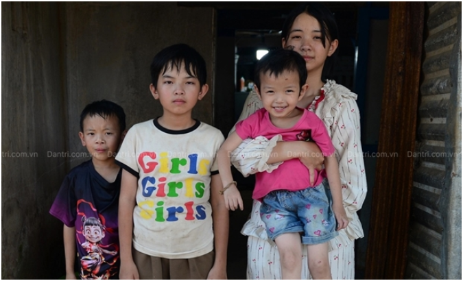 Rõ cuộc sống hiện tại của mẹ ruột vụ bé gái 16 tuổi nuôi 3 đứa em thơ: Đang sống hạnh phúc cùng người đàn ông khác trong căn nhà trọ, không màng tới con cái