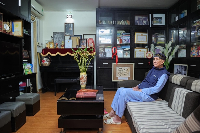 Nhạc sĩ Phạm Tuyên phải thở máy mỗi ngày vì phổi bị xơ cứng, gia đình tiết lộ tình hình sức khỏe khiến nhiều người lo lắng