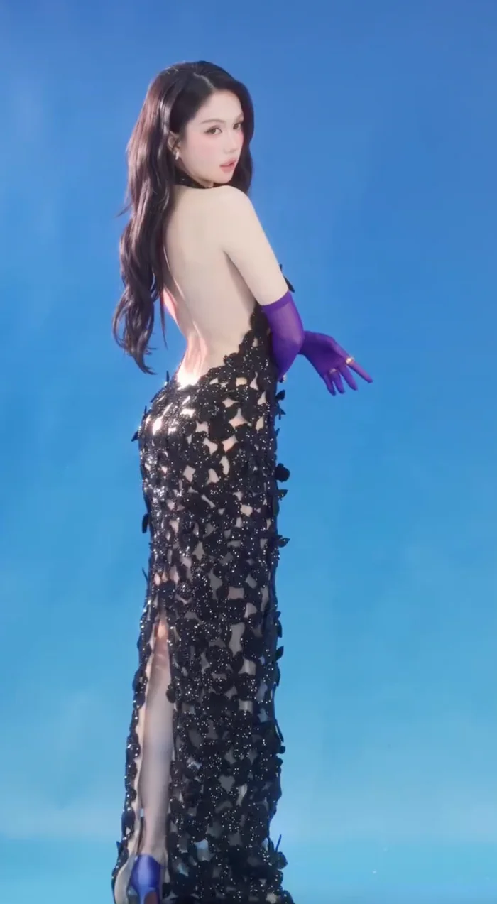 Ngọc Trinh diện váy cắt xẻ táo bạo, khoe một thứ trắng nuột: Anh nào  nhìn cũng chảy nước miếng