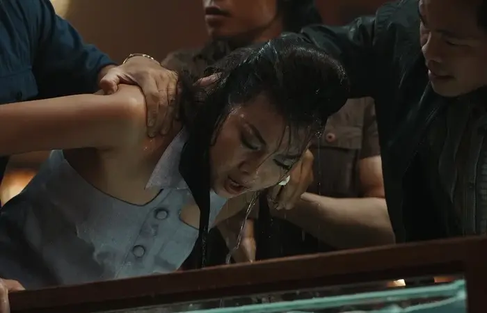 Siêu mẫu Thanh Hằng bị nhấn nước đến mức suýt ngủm: Ai xem cũng không khỏi hoảng hồn!!!