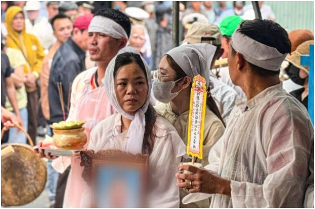 Không kìm nỗi nước mắt trước cảnh đám tang tài xế taxi bị s:ath::ai ở Quảng Trị: Con đi bên cạnh liên tục hỏi ‘Cha đi đâu vậy mẹ?’