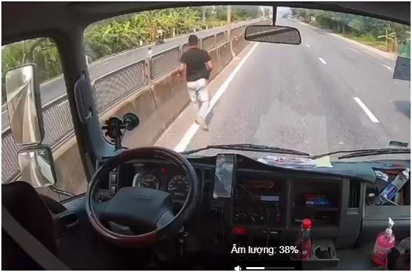 Đã tìm ra tài xế bỏ xe, lao qua dải phân cách cứu bé gái 1 tuổi, có bị xử phạt vì dừng xe giữa đường không?