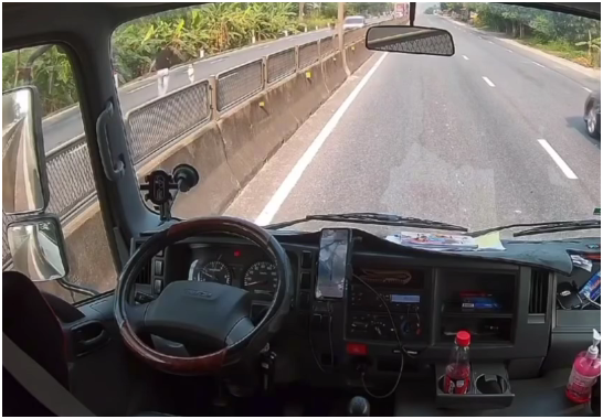 Đã rõ danh tính tài xế bỏ xe, lao qua dải phân cách ôm bé gái giữa quốc lộ: Công an đã liên hệ để làm 1 chuyện