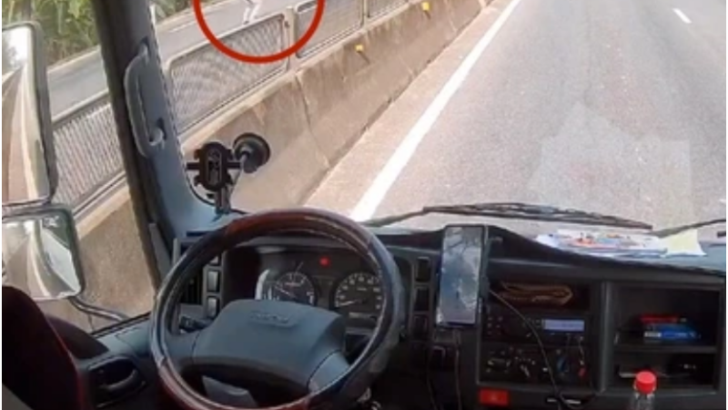 Tài xế lên tiếng về gia đình bé gái được cứu ở quốc lộ: ‘Anh nói điều không ngờ luôn, ai cũng ngỡ ngàng’