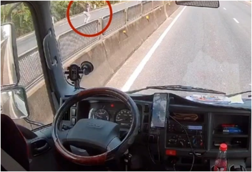 Tài xế lên tiếng về gia đình bé gái được cứu ở quốc lộ: ‘Anh nói điều không ngờ luôn, ai cũng ngỡ ngàng’