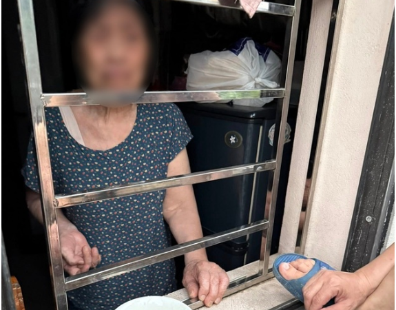 Rõ sự thật vụ cụ bà ở Hà Nội bị nhốt trong nhà bị cắt điện, nước: Con phải đưa cơm qua cửa sổ, chuyện gì thế này?