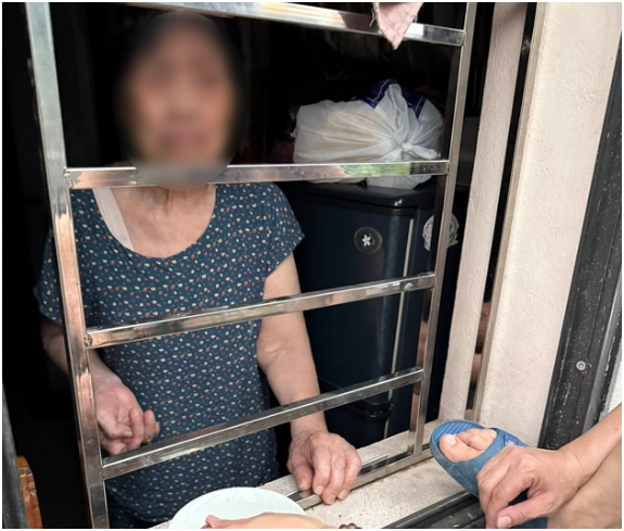 Rõ sự thật vụ cụ bà ở Hà Nội bị nhốt trong nhà bị cắt điện, nước: Con phải đưa cơm qua cửa sổ, chuyện gì thế này?