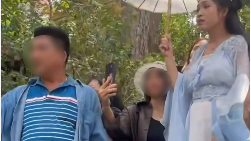 Cô Long lên tiếng xin lỗi: Thừa nhận bản thân mình sai, đã không quan tâm chu đáo tới khách