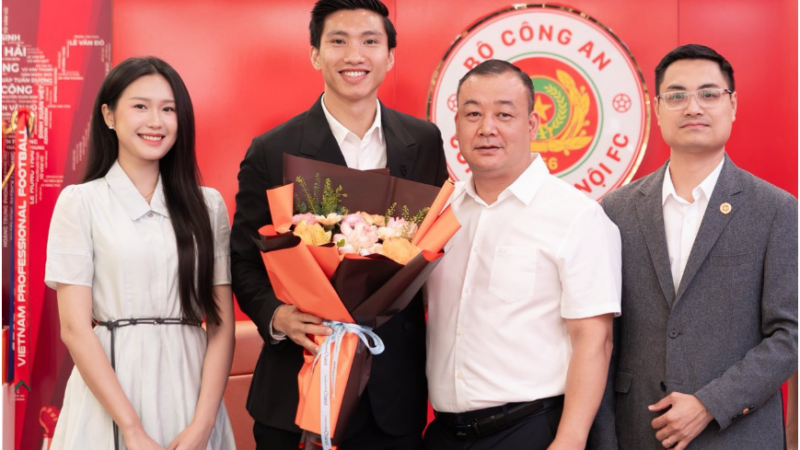 Đoàn Văn Hậu ôm Doãn Hải My trong ngày ký kết gia hạn hợp đồng với CLB CAHN: Nhưng thái độ của cô vợ mới gây chú ý, hơi gượng