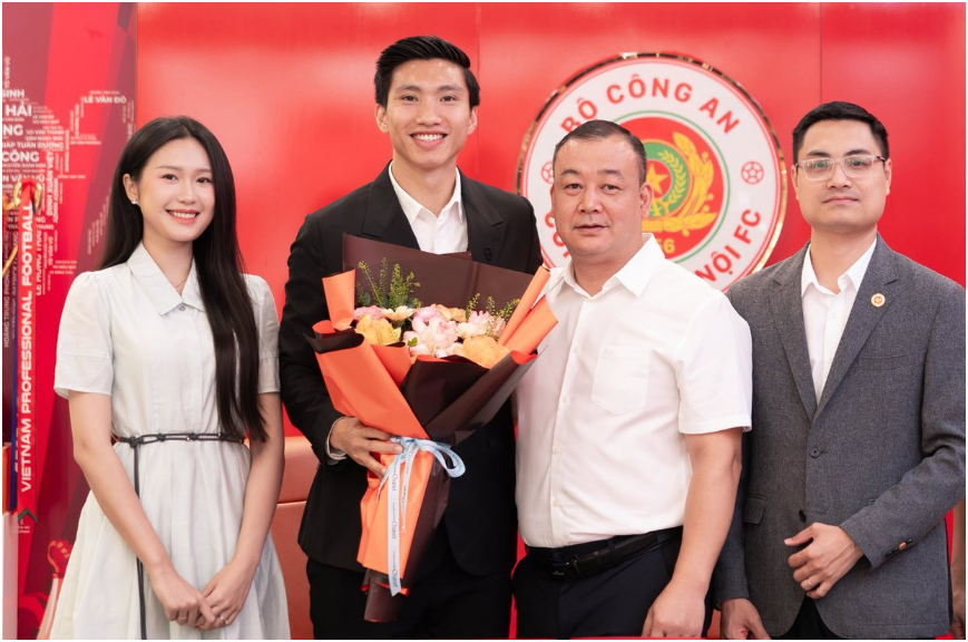 Đoàn Văn Hậu ôm Doãn Hải My trong ngày ký kết gia hạn hợp đồng với CLB CAHN: Nhưng thái độ của cô vợ mới gây chú ý, hơi gượng