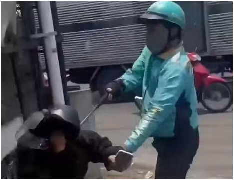 Thôi xong, CA vào cuộc điều tra người mặc áo xe ôm công nghệ lấy hu:ng kh:í đá:nh người ở TPHCM: Chuyến này đi xa rồi
