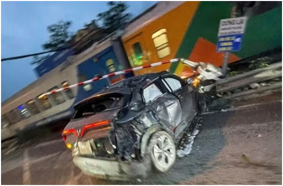 Rõ khoảnh khắc ô tô con kẹt trên đường ray, bị tàu hỏa t:ô:ng bi:ến dạ:ng: Tình hình của tài xế hiện tại ra sao?