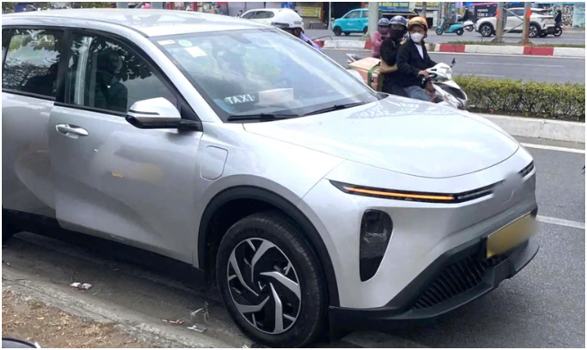 Bất ngờ quá: Tài xế taxi t:uvo*g trong ô tô trên đường Phạm Văn Đồng TP HCM , hiện chưa rõ nguyên nhân