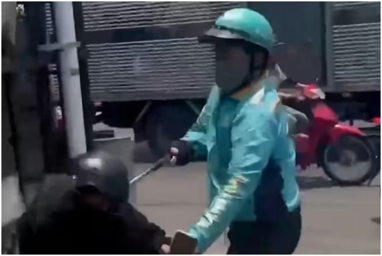 Rõ lý do tài xế xe ôm dùng gậy 3 khúc đ:á::nh nam thanh niên ở TP HCM, công an chính thức vào cuộc rồi: Thôi xong luôn