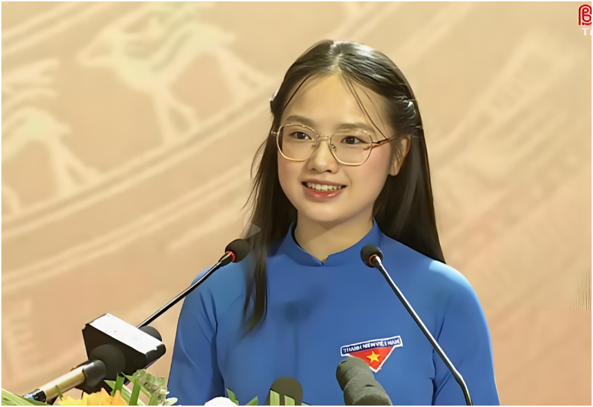 Rõ profile siêu đỉnh của nữ đoàn viên áo xanh đang rần rần nhất MXH: Nghe xong ai cũng n:ổi d:a g:à