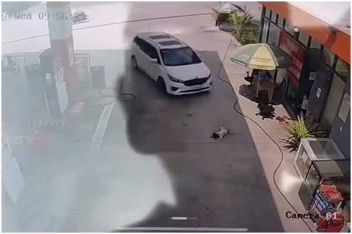 Trích xuất camera vụ bé gái 2 tuổi bị ô tô c::á:n khi nằm chơi ở cây xăng: Bức xúc quá đi