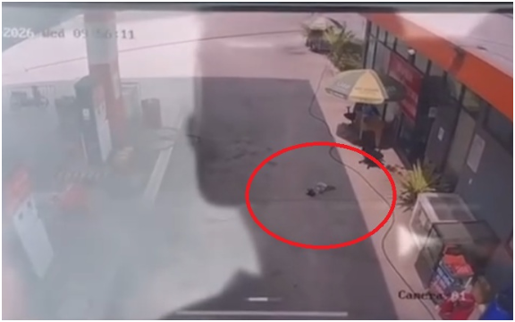 Một nhân chứng nói rõ tất tần tật về vụ bé gái bị xe ô tô cán t:uvo*g khi nằm chơi tại cây xăng ở TP.HCM: Nghe mà xót hết sức