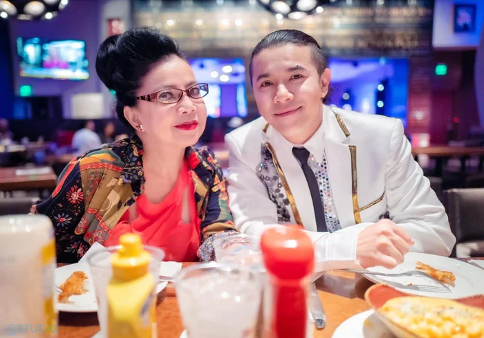 Sau 2 tháng Kasim Hoàng Vũ qua đời, tình trạng của mẹ cố nam ca sĩ khiến ai nghe cũng nghẹn lòng…