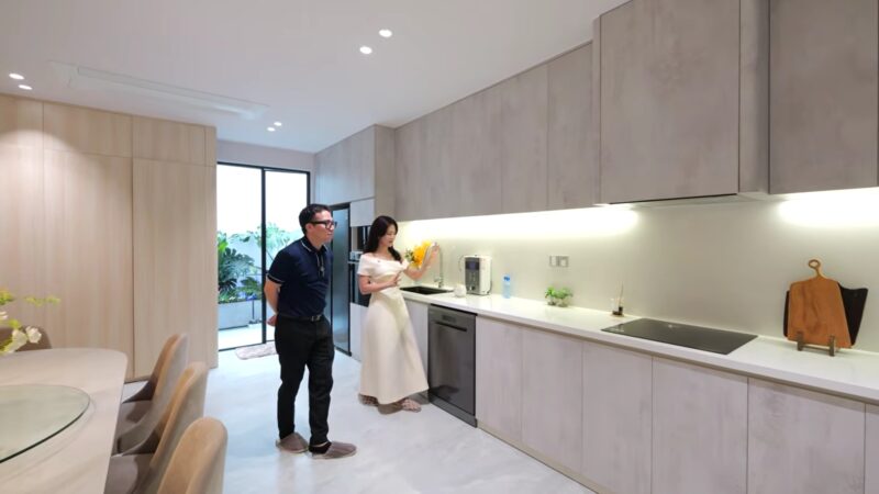 Nữ ca sĩ Vbiz sở hữu biệt thự mấy chục tỷ nhưng “bỏ xó” thang máy, bí mật phía sau thói quen 4h sáng đi chợ mới khiến ai cũng sốc nặng!