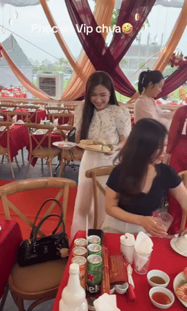 Hòa Minzy về nhà Nguyễn Văn Toàn ăn cưới còn xắn tay vào bếp bê cỗ: Phản ứng khi bị trêu “em dâu hụt” khiến ai cũng bất ngờ!